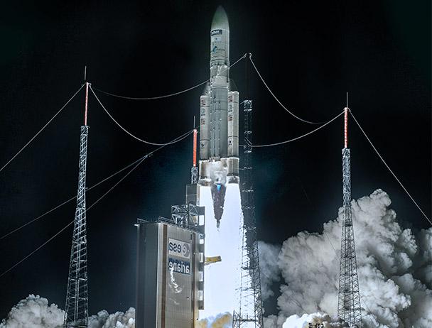 ViaSat-2从一个发射台发射到夜空